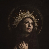 他的脸纹丝不动，双眼深邃如渊……